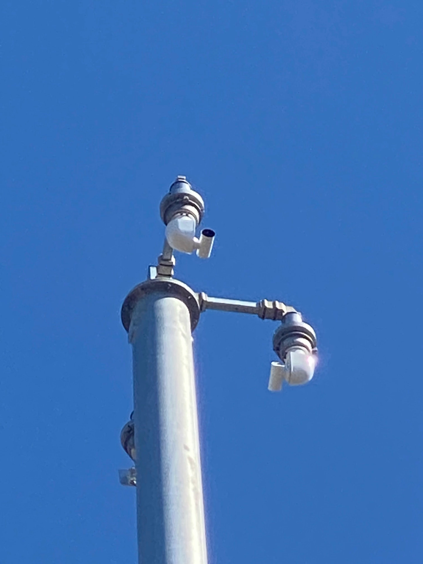 Two Sidewinder traffic cameras installed on one pole